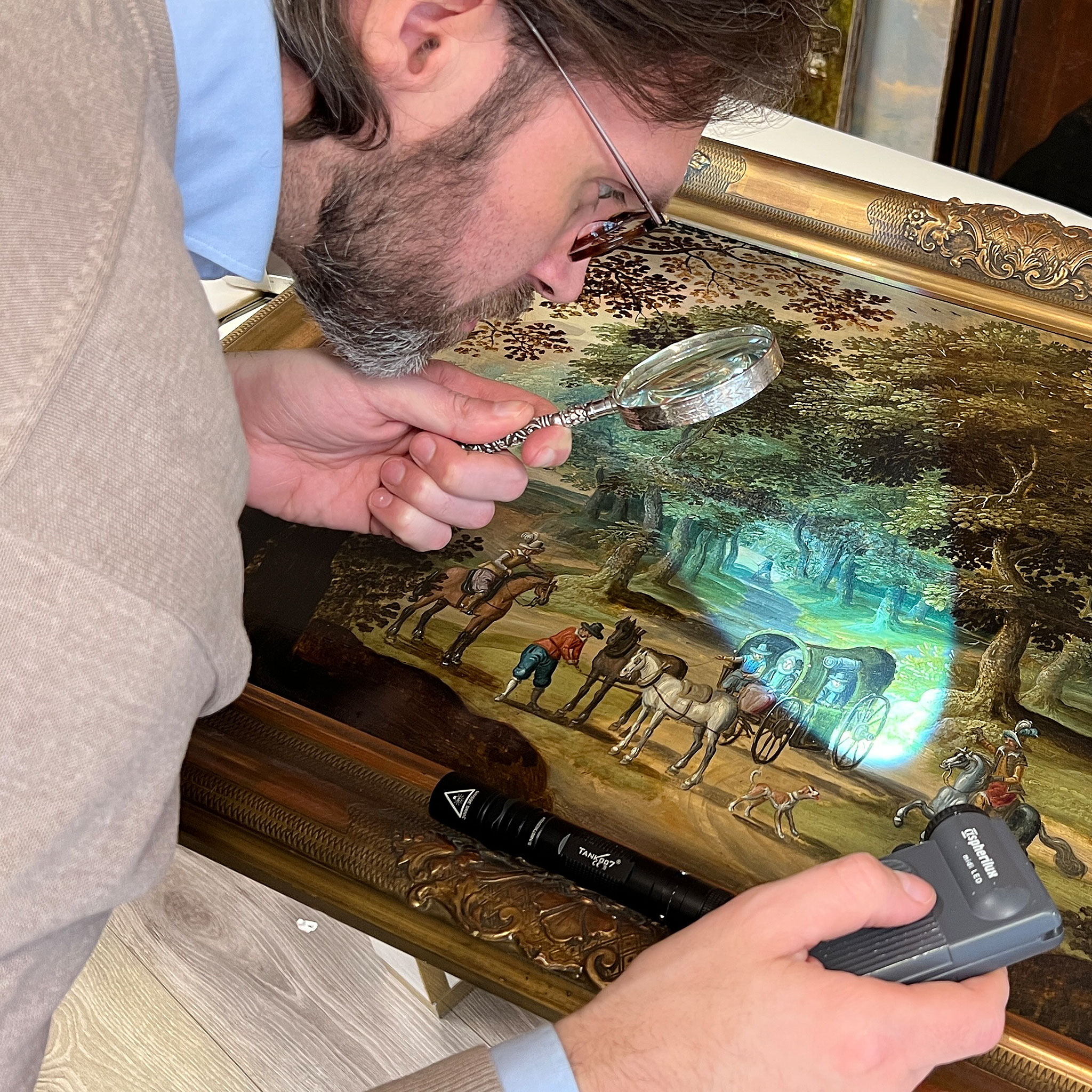 John Goldsworthy untersucht ein Gemälde